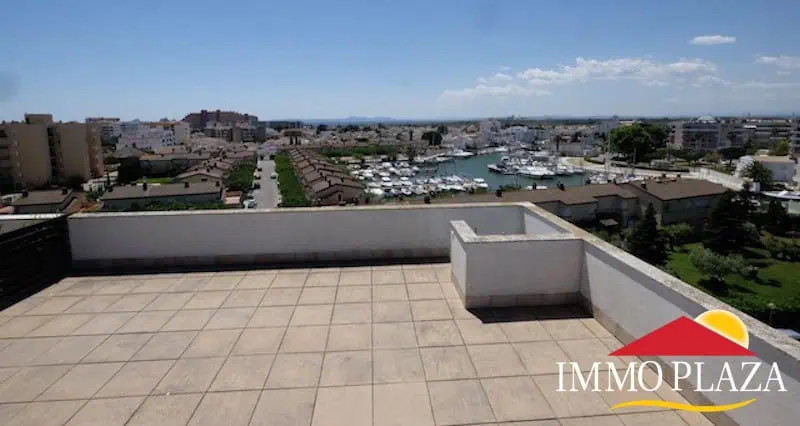 Magnificent penthouse with sea views and 66m2 solarium – 2 bedrooms – private parking – storage room – community pool – Rosas, Costa Brava