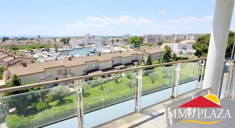 Magnificent penthouse with sea views and 66m2 solarium – 2 bedrooms – private parking – storage room – community pool – Rosas, Costa Brava