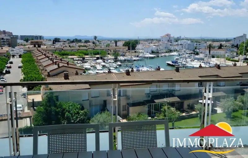 Magnificent penthouse with sea views and 66m2 solarium – 2 bedrooms – private parking – storage room – community pool – Rosas, Costa Brava