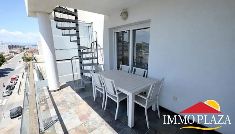 Magnificent penthouse with sea views and 66m2 solarium – 2 bedrooms – private parking – storage room – community pool – Rosas, Costa Brava
