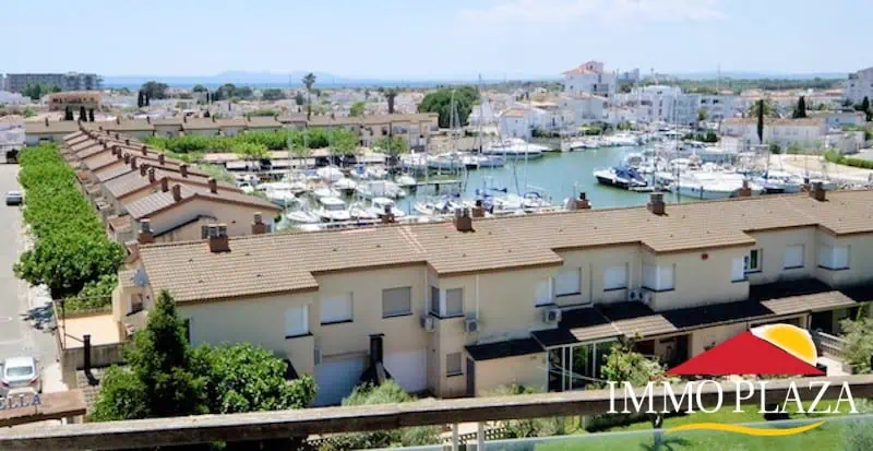 Magnificent penthouse with sea views and 66m2 solarium – 2 bedrooms – private parking – storage room – community pool – Rosas, Costa Brava