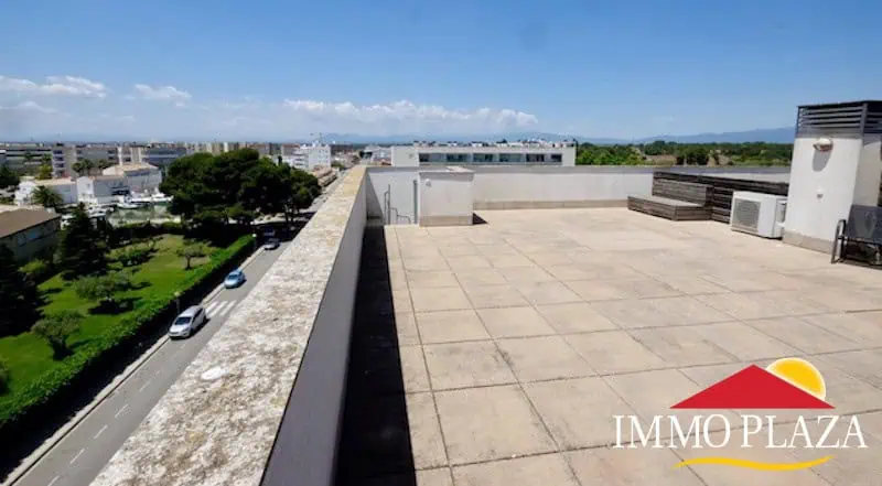 Magnificent penthouse with sea views and 66m2 solarium – 2 bedrooms – private parking – storage room – community pool – Rosas, Costa Brava