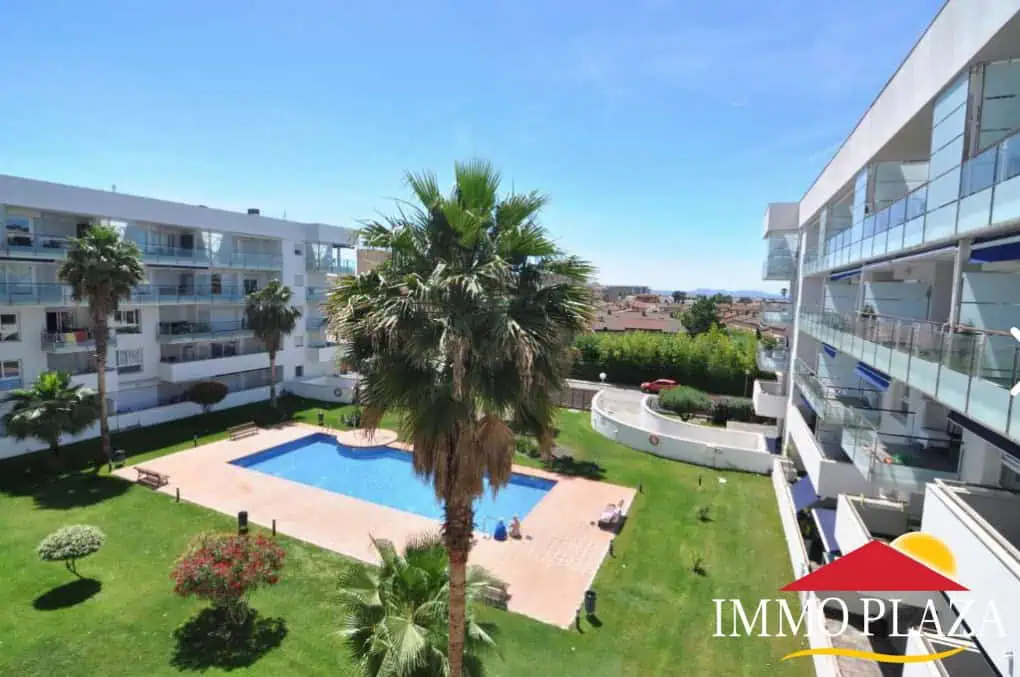 Magnificent penthouse with sea views and 66m2 solarium – 2 bedrooms – private parking – storage room – community pool – Rosas, Costa Brava