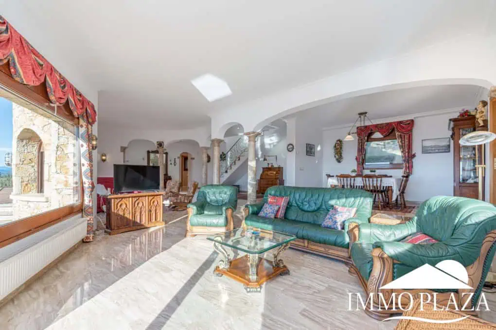 With Tourist licence ! Majestic charming villa with panoramic views of the Bay of Roses – 3 bedrooms – 3 bathrooms – 3 terraces – 1 swimming pool – 1 garage