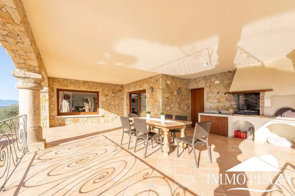 With Tourist licence ! Majestic charming villa with panoramic views of the Bay of Roses – 3 bedrooms – 3 bathrooms – 3 terraces – 1 swimming pool – 1 garage