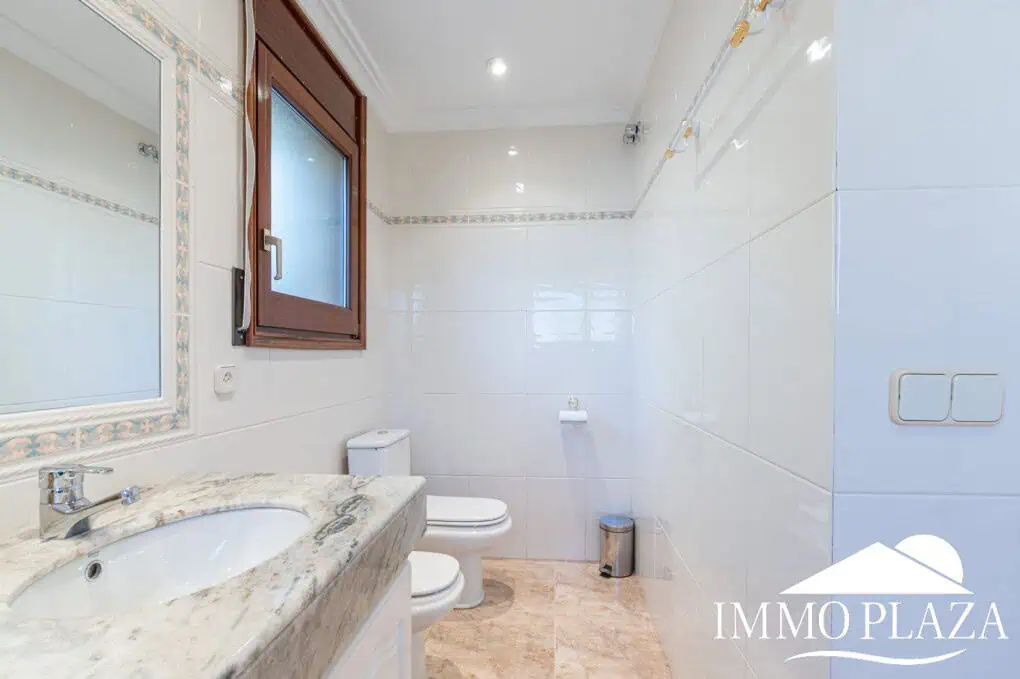 With Tourist licence ! Majestic charming villa with panoramic views of the Bay of Roses – 3 bedrooms – 3 bathrooms – 3 terraces – 1 swimming pool – 1 garage