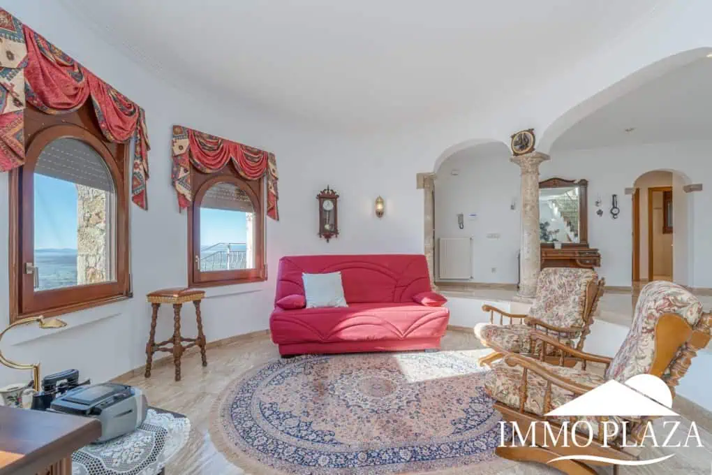 With Tourist licence ! Majestic charming villa with panoramic views of the Bay of Roses – 3 bedrooms – 3 bathrooms – 3 terraces – 1 swimming pool – 1 garage