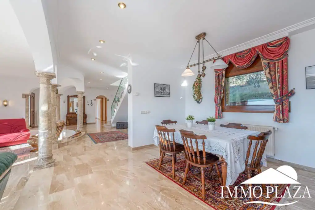 With Tourist licence ! Majestic charming villa with panoramic views of the Bay of Roses – 3 bedrooms – 3 bathrooms – 3 terraces – 1 swimming pool – 1 garage