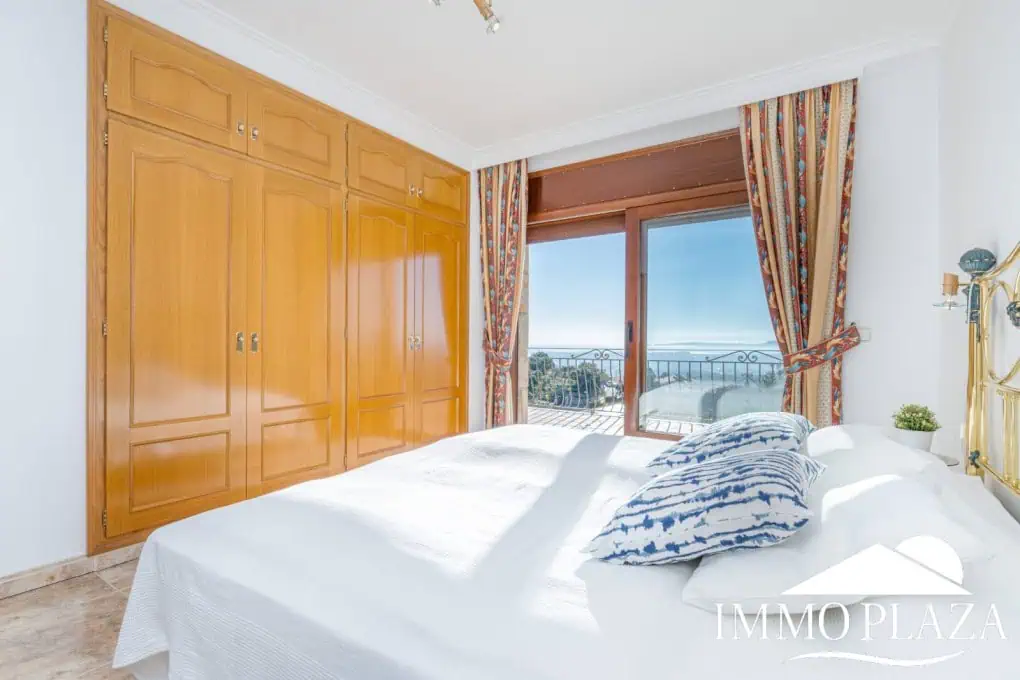 With Tourist licence ! Majestic charming villa with panoramic views of the Bay of Roses – 3 bedrooms – 3 bathrooms – 3 terraces – 1 swimming pool – 1 garage