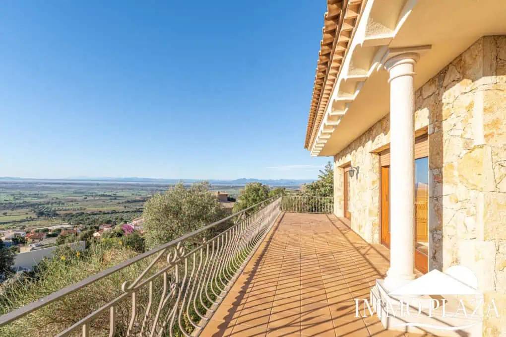 With Tourist licence ! Majestic charming villa with panoramic views of the Bay of Roses – 3 bedrooms – 3 bathrooms – 3 terraces – 1 swimming pool – 1 garage
