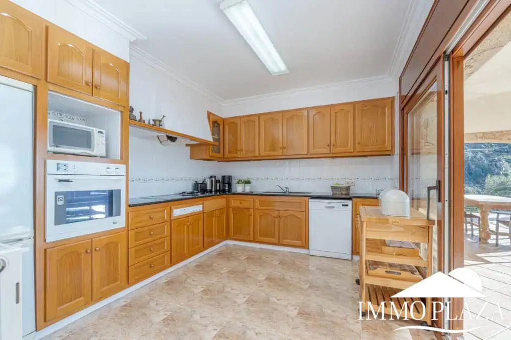 With Tourist licence ! Majestic charming villa with panoramic views of the Bay of Roses – 3 bedrooms – 3 bathrooms – 3 terraces – 1 swimming pool – 1 garage