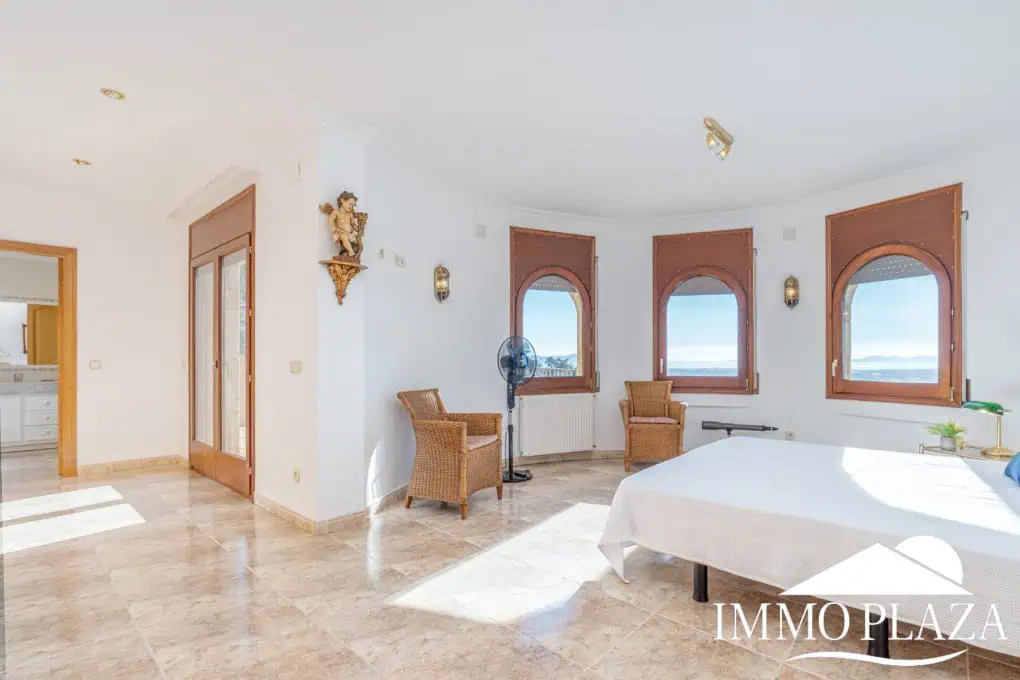 With Tourist licence ! Majestic charming villa with panoramic views of the Bay of Roses – 3 bedrooms – 3 bathrooms – 3 terraces – 1 swimming pool – 1 garage