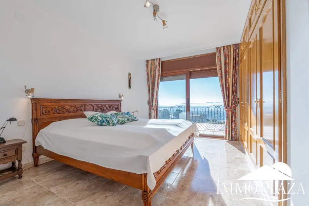 With Tourist licence ! Majestic charming villa with panoramic views of the Bay of Roses – 3 bedrooms – 3 bathrooms – 3 terraces – 1 swimming pool – 1 garage