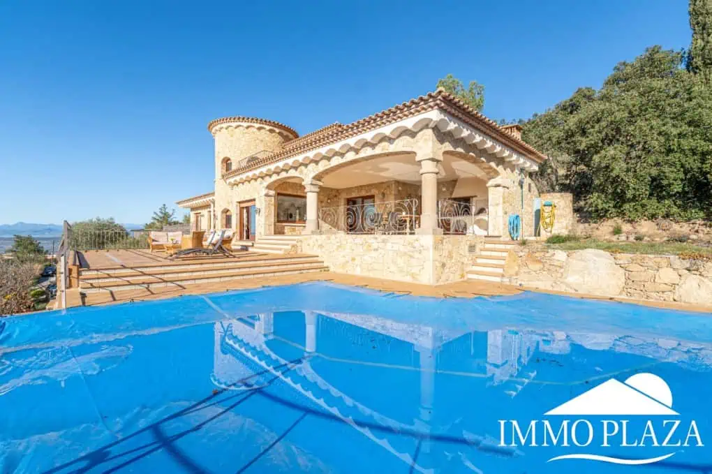 With Tourist licence ! Majestic charming villa with panoramic views of the Bay of Roses – 3 bedrooms – 3 bathrooms – 3 terraces – 1 swimming pool – 1 garage