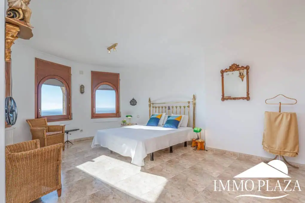 With Tourist licence ! Majestic charming villa with panoramic views of the Bay of Roses – 3 bedrooms – 3 bathrooms – 3 terraces – 1 swimming pool – 1 garage
