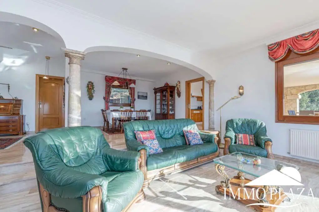With Tourist licence ! Majestic charming villa with panoramic views of the Bay of Roses – 3 bedrooms – 3 bathrooms – 3 terraces – 1 swimming pool – 1 garage