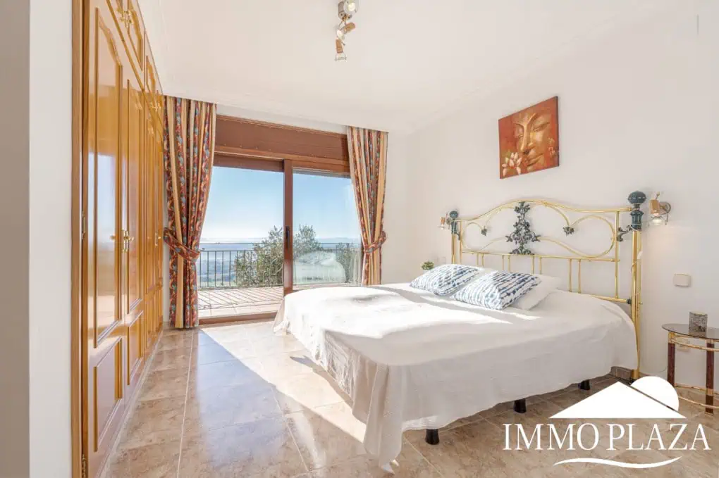 With Tourist licence ! Majestic charming villa with panoramic views of the Bay of Roses – 3 bedrooms – 3 bathrooms – 3 terraces – 1 swimming pool – 1 garage