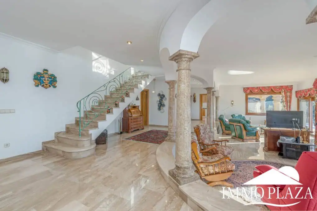 With Tourist licence ! Majestic charming villa with panoramic views of the Bay of Roses – 3 bedrooms – 3 bathrooms – 3 terraces – 1 swimming pool – 1 garage