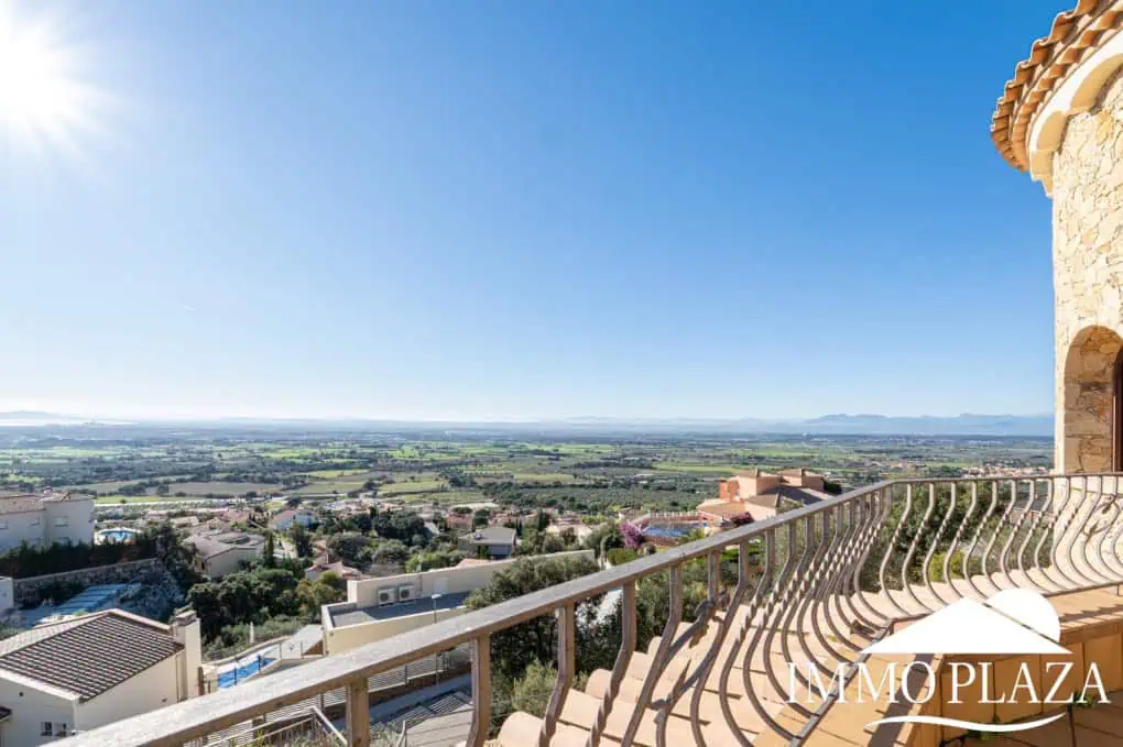 With Tourist licence ! Majestic charming villa with panoramic views of the Bay of Roses – 3 bedrooms – 3 bathrooms – 3 terraces – 1 swimming pool – 1 garage