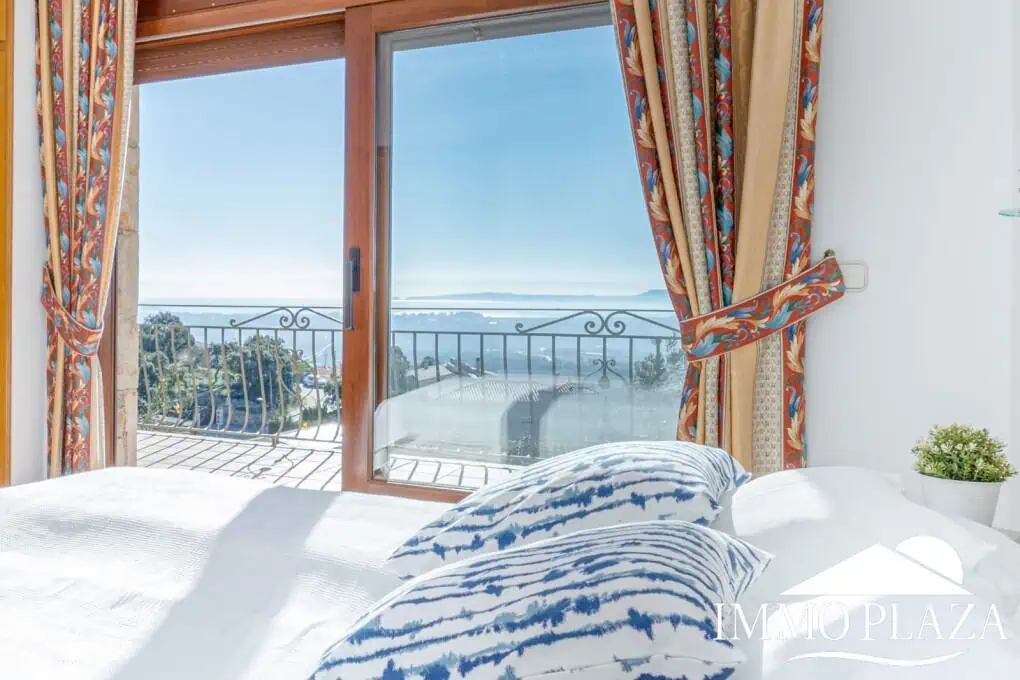 With Tourist licence ! Majestic charming villa with panoramic views of the Bay of Roses – 3 bedrooms – 3 bathrooms – 3 terraces – 1 swimming pool – 1 garage