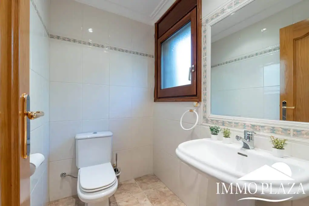 With Tourist licence ! Majestic charming villa with panoramic views of the Bay of Roses – 3 bedrooms – 3 bathrooms – 3 terraces – 1 swimming pool – 1 garage