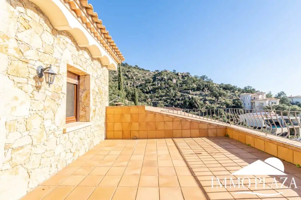 With Tourist licence ! Majestic charming villa with panoramic views of the Bay of Roses – 3 bedrooms – 3 bathrooms – 3 terraces – 1 swimming pool – 1 garage