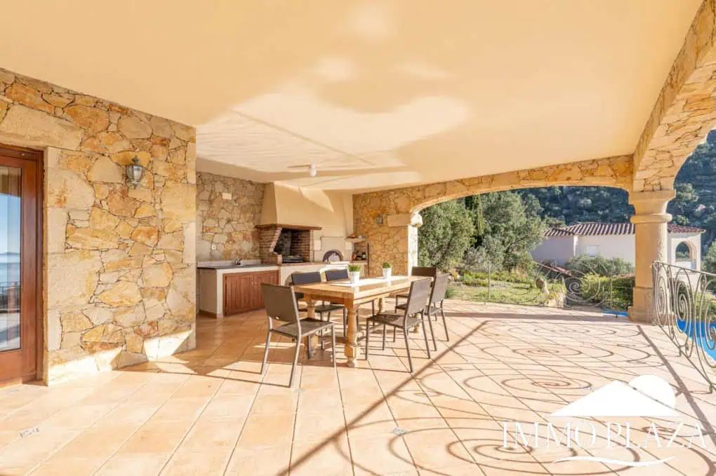 With Tourist licence ! Majestic charming villa with panoramic views of the Bay of Roses – 3 bedrooms – 3 bathrooms – 3 terraces – 1 swimming pool – 1 garage