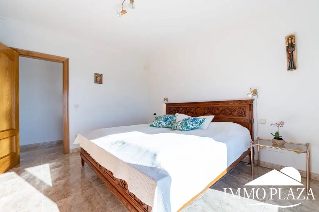 With Tourist licence ! Majestic charming villa with panoramic views of the Bay of Roses – 3 bedrooms – 3 bathrooms – 3 terraces – 1 swimming pool – 1 garage