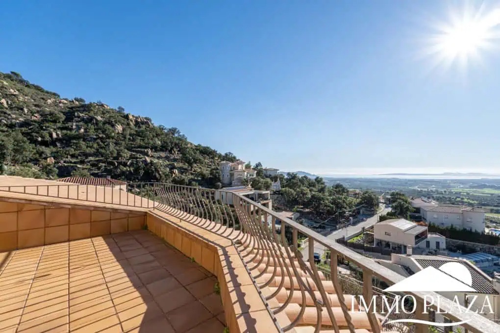 With Tourist licence ! Majestic charming villa with panoramic views of the Bay of Roses – 3 bedrooms – 3 bathrooms – 3 terraces – 1 swimming pool – 1 garage