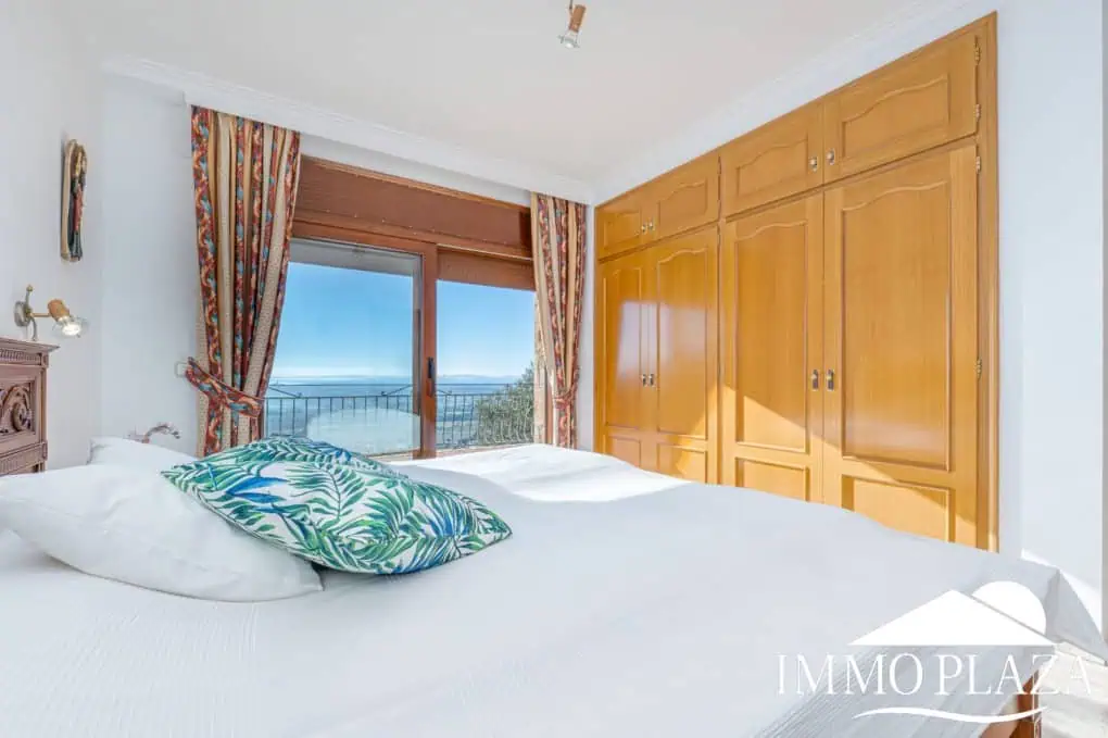 With Tourist licence ! Majestic charming villa with panoramic views of the Bay of Roses – 3 bedrooms – 3 bathrooms – 3 terraces – 1 swimming pool – 1 garage