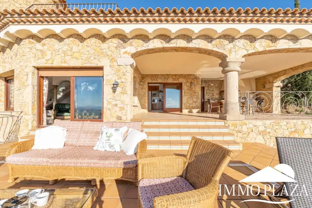 With Tourist licence ! Majestic charming villa with panoramic views of the Bay of Roses – 3 bedrooms – 3 bathrooms – 3 terraces – 1 swimming pool – 1 garage