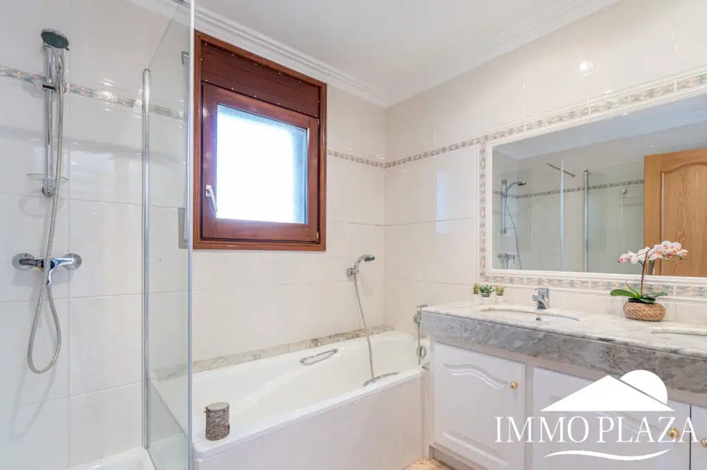 With Tourist licence ! Majestic charming villa with panoramic views of the Bay of Roses – 3 bedrooms – 3 bathrooms – 3 terraces – 1 swimming pool – 1 garage