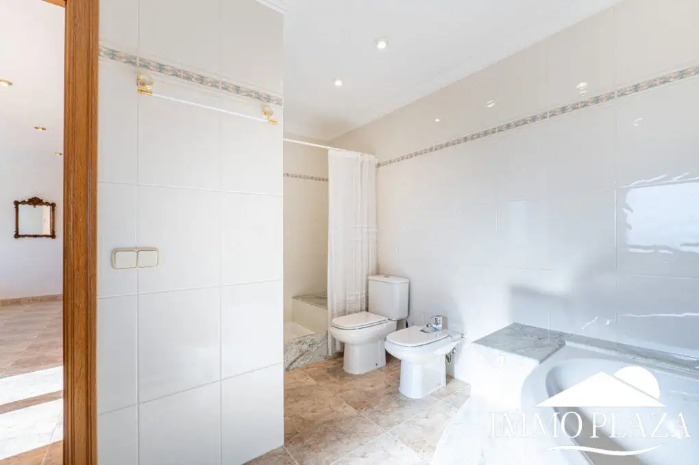 With Tourist licence ! Majestic charming villa with panoramic views of the Bay of Roses – 3 bedrooms – 3 bathrooms – 3 terraces – 1 swimming pool – 1 garage