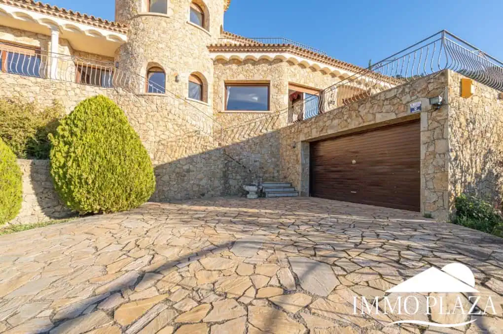 With Tourist licence ! Majestic charming villa with panoramic views of the Bay of Roses – 3 bedrooms – 3 bathrooms – 3 terraces – 1 swimming pool – 1 garage
