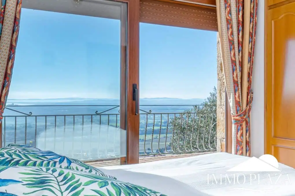 With Tourist licence ! Majestic charming villa with panoramic views of the Bay of Roses – 3 bedrooms – 3 bathrooms – 3 terraces – 1 swimming pool – 1 garage
