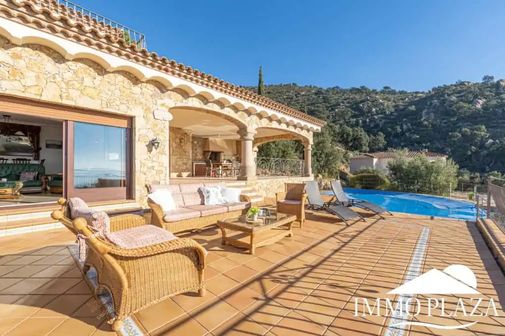 With Tourist licence ! Majestic charming villa with panoramic views of the Bay of Roses – 3 bedrooms – 3 bathrooms – 3 terraces – 1 swimming pool – 1 garage