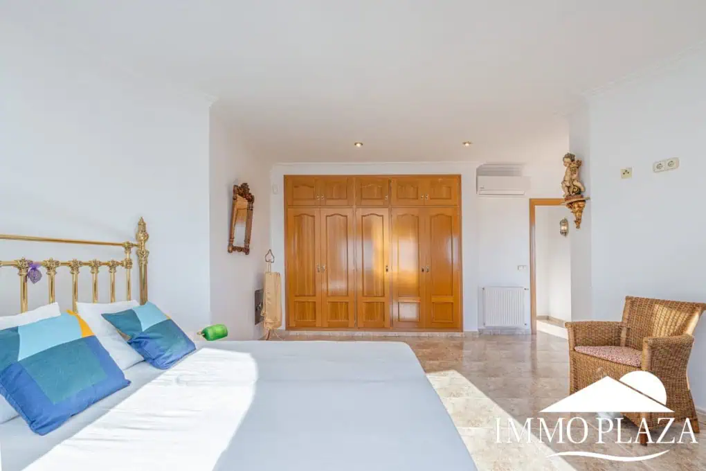 With Tourist licence ! Majestic charming villa with panoramic views of the Bay of Roses – 3 bedrooms – 3 bathrooms – 3 terraces – 1 swimming pool – 1 garage