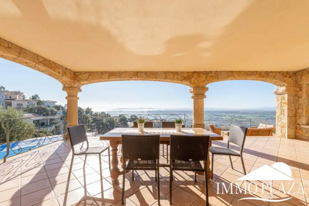 With Tourist licence ! Majestic charming villa with panoramic views of the Bay of Roses – 3 bedrooms – 3 bathrooms – 3 terraces – 1 swimming pool – 1 garage