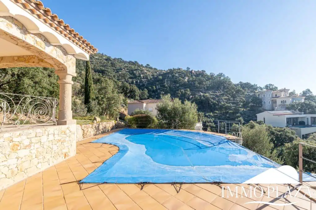With Tourist licence ! Majestic charming villa with panoramic views of the Bay of Roses – 3 bedrooms – 3 bathrooms – 3 terraces – 1 swimming pool – 1 garage
