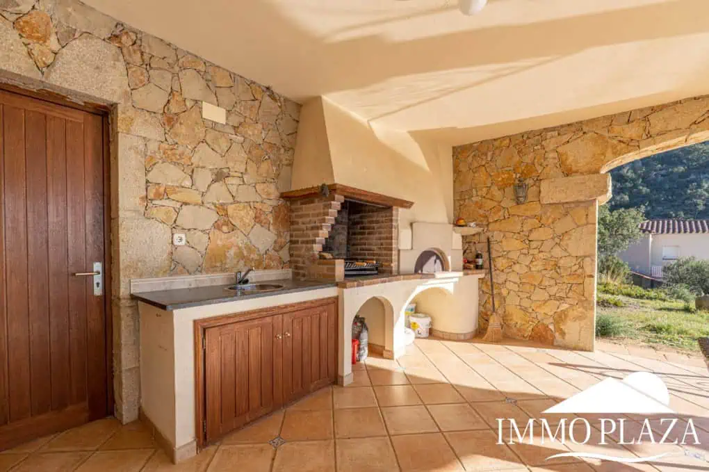 With Tourist licence ! Majestic charming villa with panoramic views of the Bay of Roses – 3 bedrooms – 3 bathrooms – 3 terraces – 1 swimming pool – 1 garage