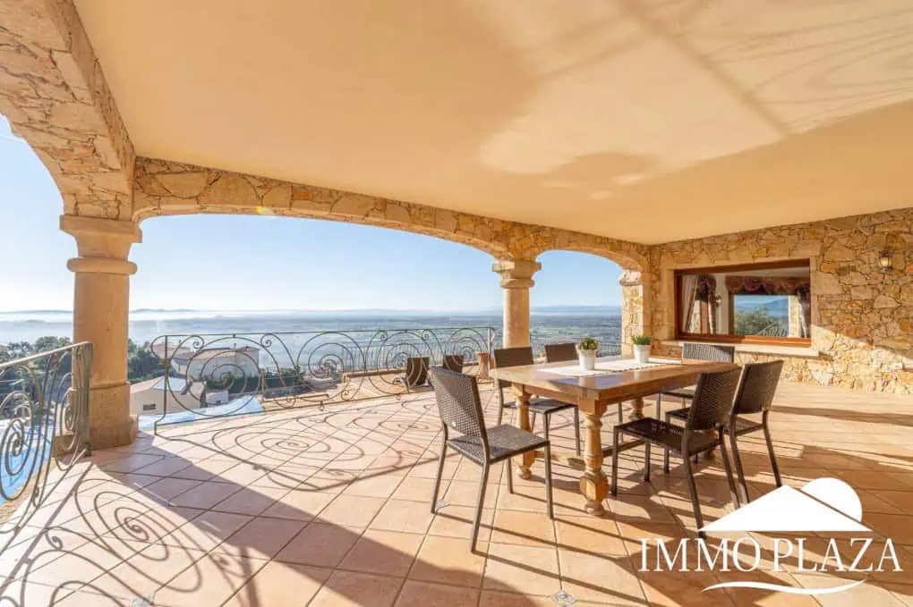 With Tourist licence ! Majestic charming villa with panoramic views of the Bay of Roses – 3 bedrooms – 3 bathrooms – 3 terraces – 1 swimming pool – 1 garage