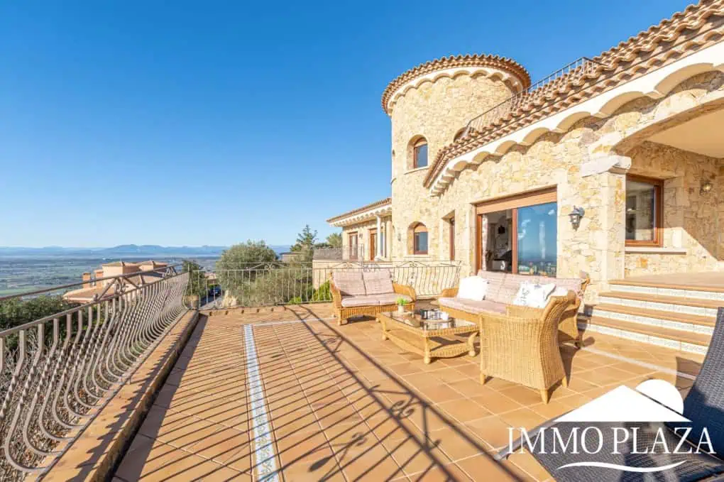 With Tourist licence ! Majestic charming villa with panoramic views of the Bay of Roses – 3 bedrooms – 3 bathrooms – 3 terraces – 1 swimming pool – 1 garage