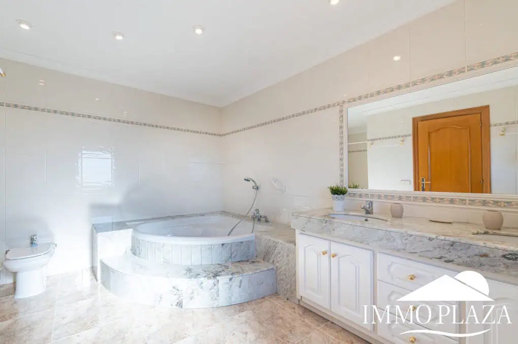 With Tourist licence ! Majestic charming villa with panoramic views of the Bay of Roses – 3 bedrooms – 3 bathrooms – 3 terraces – 1 swimming pool – 1 garage