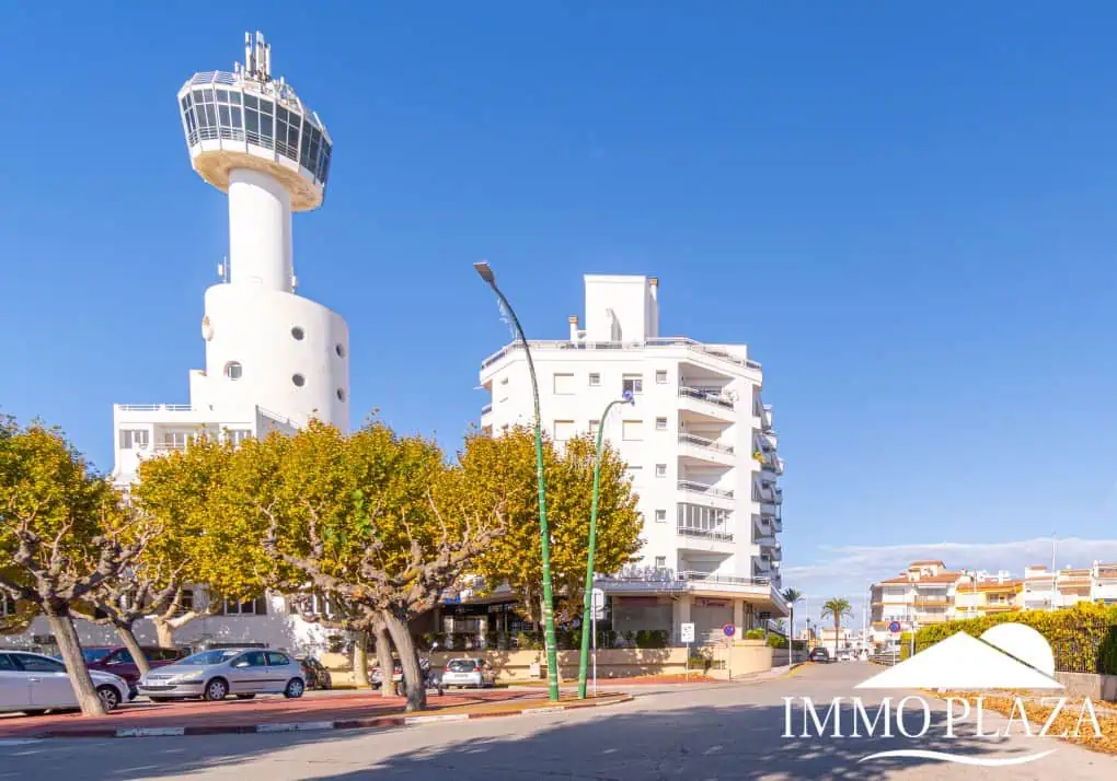 Spacious modern flat with Tourist Licence (109m²) at the harbor; 3 beds, 2 baths, 2 terraces, comunal parking & solarium!