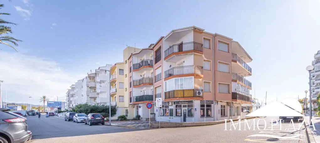Spacious modern flat with Tourist Licence (109m²) at the harbor; 3 beds, 2 baths, 2 terraces, comunal parking & solarium!