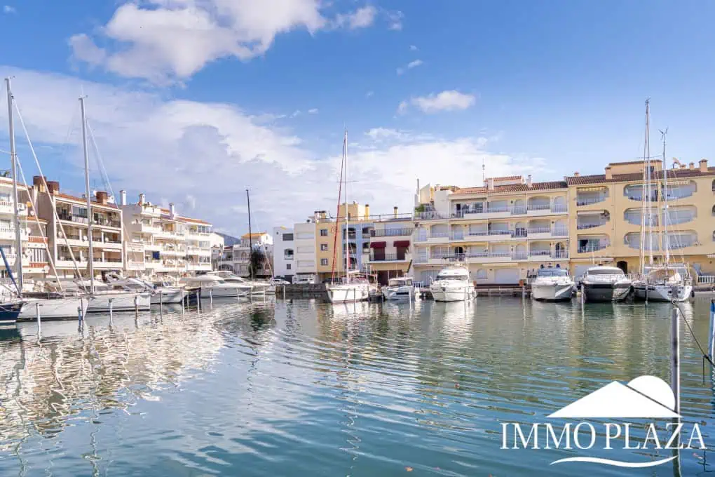 Spacious modern flat with Tourist Licence (109m²) at the harbor; 3 beds, 2 baths, 2 terraces, comunal parking & solarium!