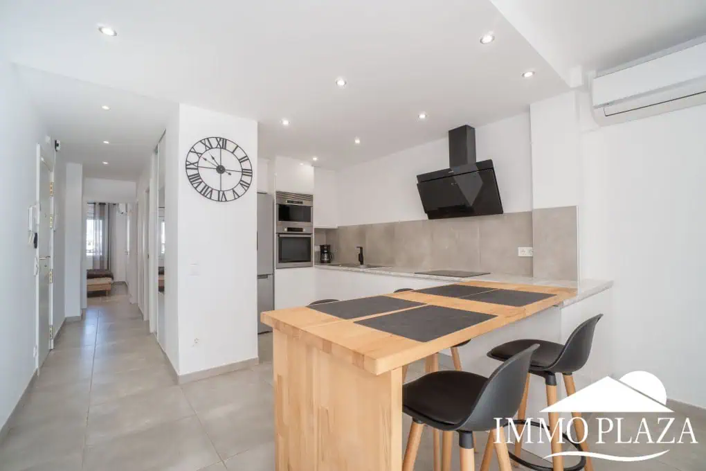 Spacious modern flat with Tourist Licence (109m²) at the harbor; 3 beds, 2 baths, 2 terraces, comunal parking & solarium!