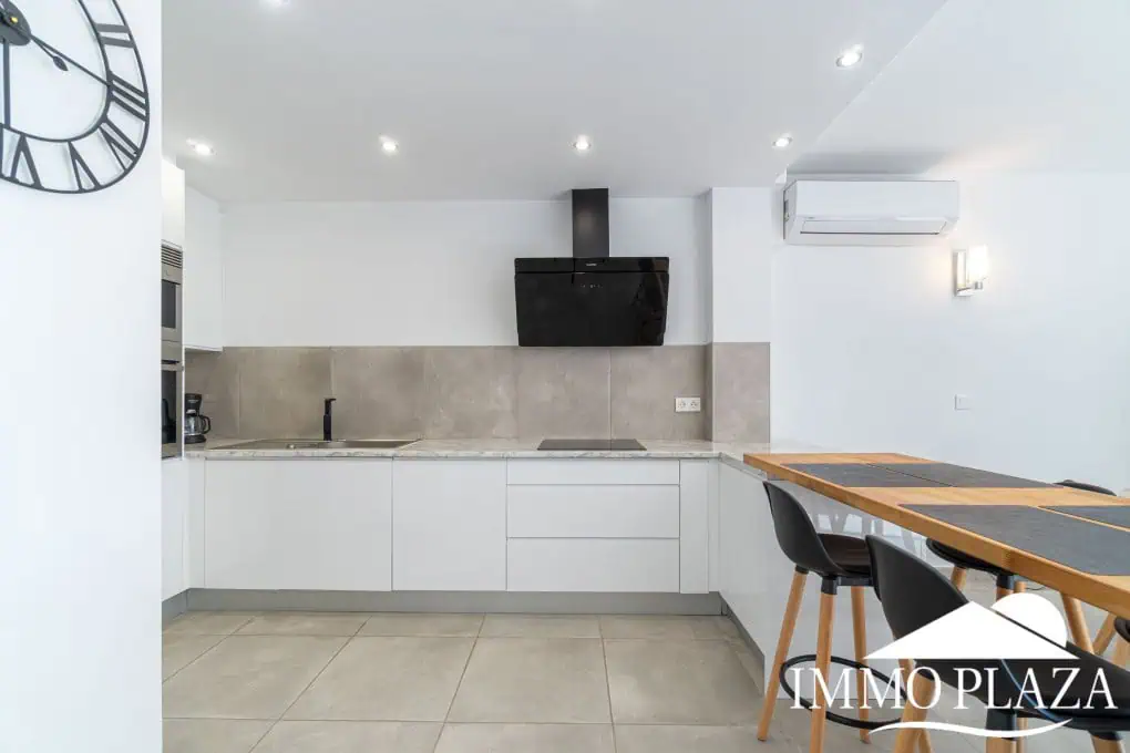 Spacious modern flat with Tourist Licence (109m²) at the harbor; 3 beds, 2 baths, 2 terraces, comunal parking & solarium!