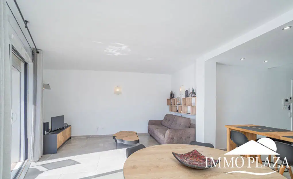 Spacious modern flat with Tourist Licence (109m²) at the harbor; 3 beds, 2 baths, 2 terraces, comunal parking & solarium!