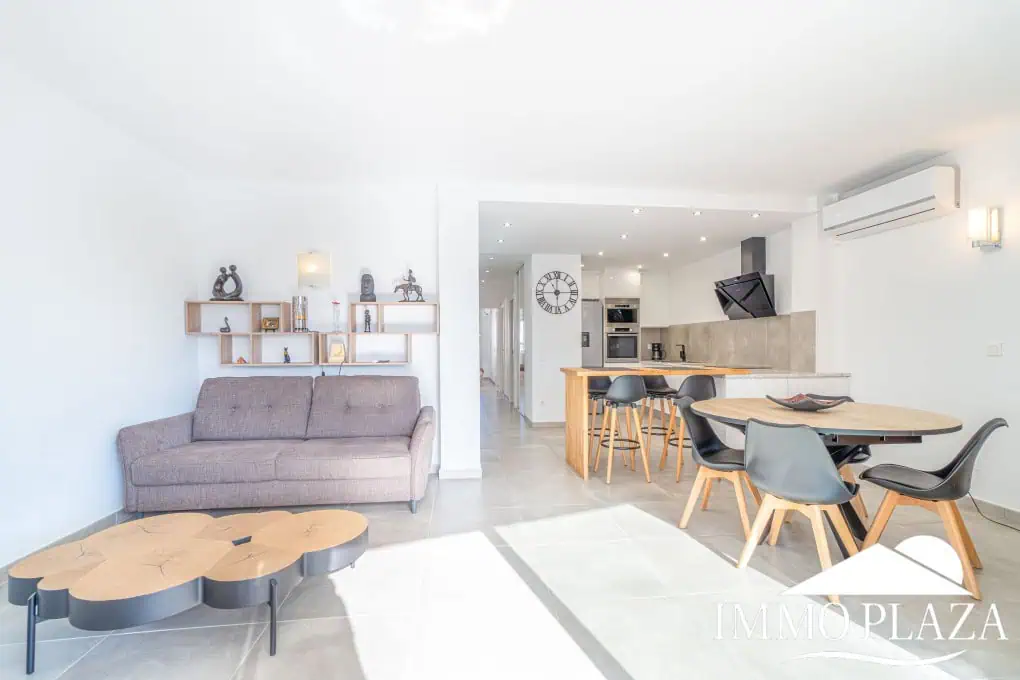 Spacious modern flat with Tourist Licence (109m²) at the harbor; 3 beds, 2 baths, 2 terraces, comunal parking & solarium!